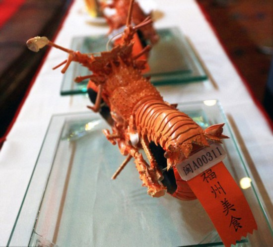 台湾大厨巧手改造 龙虾变身迷你摩托车