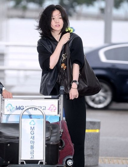 李英爱素颜现身显憔悴 披头散发似"疯妇"