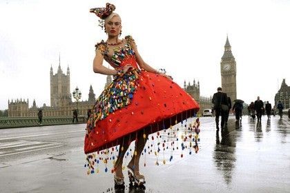 英国女孩用5千余块乐高积木制作独特连衣裙- 