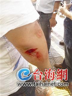 龙岩:搅拌车"火拼"摩托 摩托司机差点被卷入车底