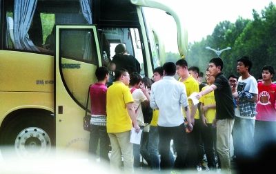 英语三级考试百人替考 多辆大巴跨市接送替考