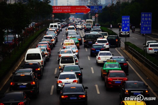 高清:实拍中秋前西安交通状况 晚高峰提前来临