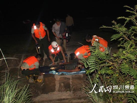 圖為搜救官兵找到一名遇險者(馬銳 攝)