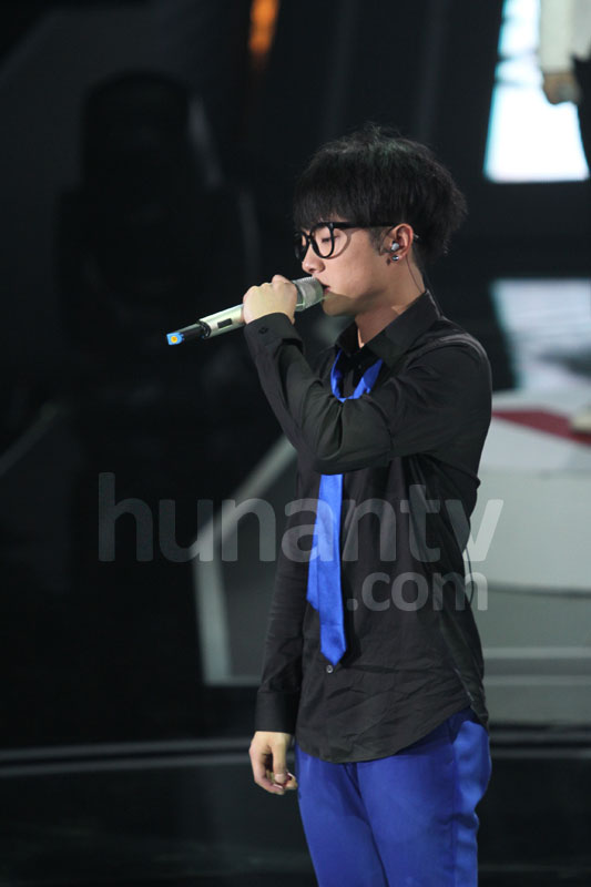 华晨宇全票晋级全国三强 白举纲进入终极PK