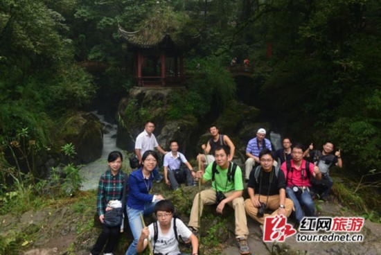 紅網網友在峨眉山“雙橋清音”景點處合影。“晚稻”攝