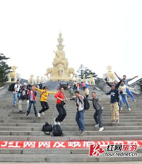紅網網友在峨眉山金頂合影。“晚稻”攝