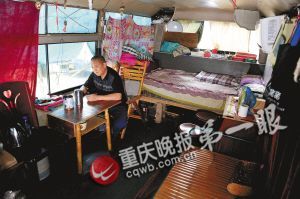老农民手工打造房车：一室一厅 改造费3500元