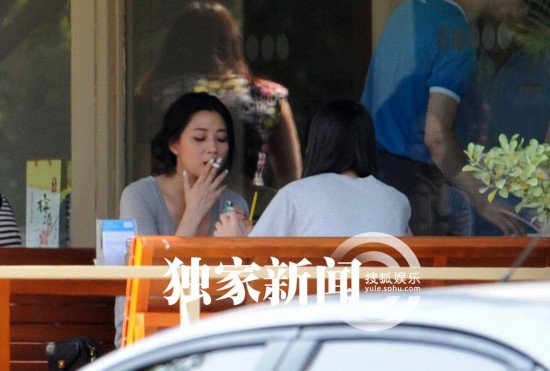 殷桃浓妆会友烟瘾大发 烟不离手表情夸张【6】