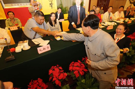 毛新宇出席毛泽东诞辰120周年书画展 现场作画