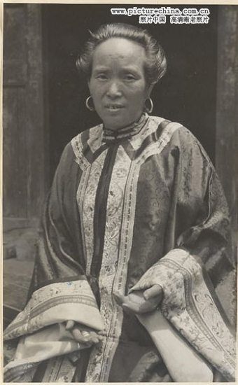 <em>右手中指戴</em>两枚<em>戒指</em>,身着古老服装的妇女