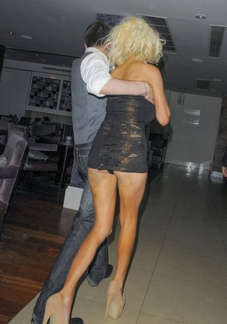 巨乳人妻考特尼醉酒遭<em>揉胸</em> 露底泄春光(图)【7