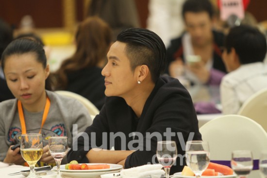 冠军华晨宇分享获奖心情 谢霆锋缺席快男庆功