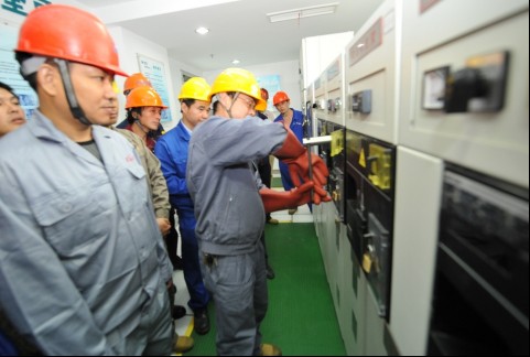 图为培训人员演示倒闸操作