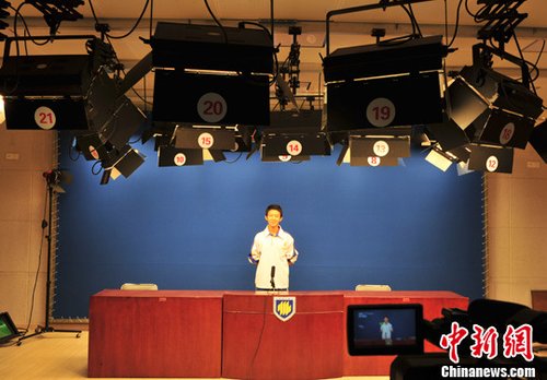 济南一中学电视直播选举学生会主席