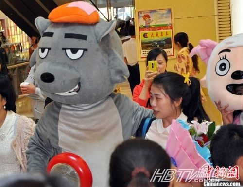 男子扮灰太狼持平底锅求婚 感动女友赢掌声[图