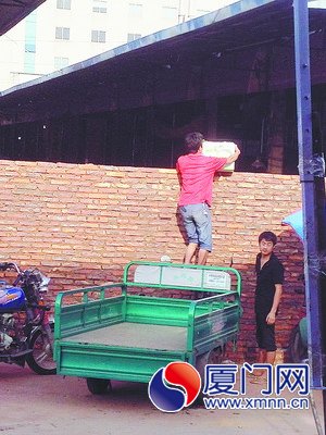 中埔市场一夜冒出百米围墙 经营户生意受损强