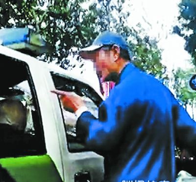 北京大爷训斥城管视频网络蹿红供图/网络