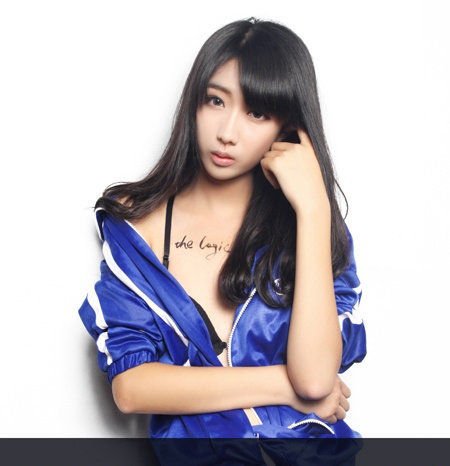 长春<em>中学生</em>校服写真被斥艳照 裸露上身玩性感