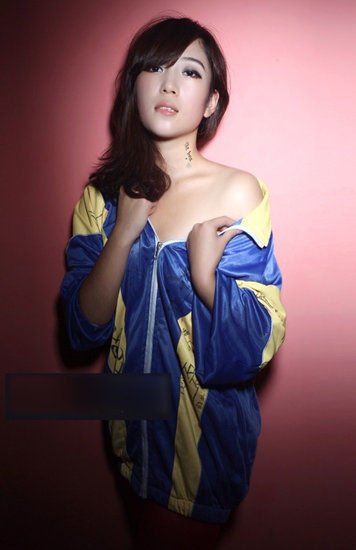 长春中学<em>生</em>校服<em>写真</em>被斥艳照 裸露上身玩性感