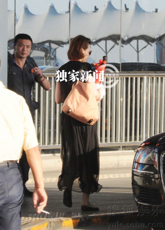 董卿素颜现身机场无人识 乘坐豪华奥迪座驾离去【8】