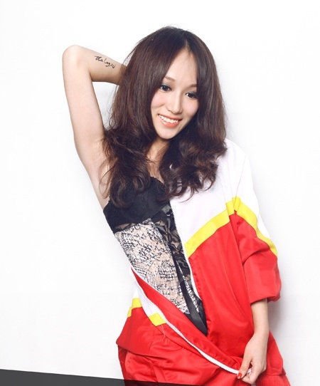 组图:女中学生拍校服<em>写真</em> 深沟豪乳堪比AV女星