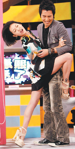 老公许雅钧遭调查小S依旧大尺度捞金 小S疯癫