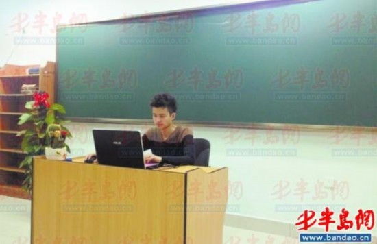 劉嘉達正在校方為其提供的專用辦公室里工作