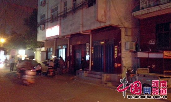 记者暗访郑州夜店街 报警后站街女集体出逃(图