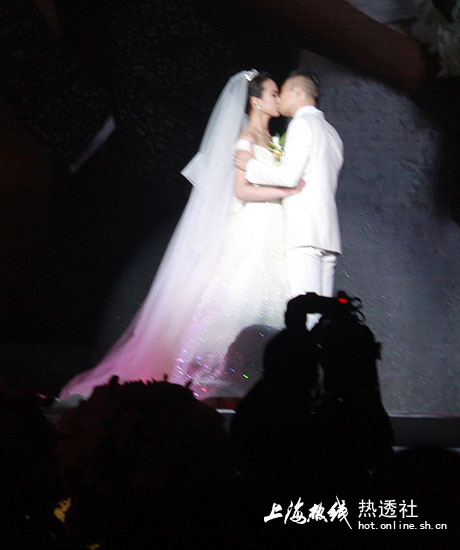 上海名嘴程雷大婚现场下跪 深情热吻新娘王萌萌【2】