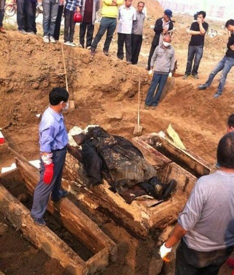 清朝干尸出土现场曝光 身着官服眼深凹牙外露