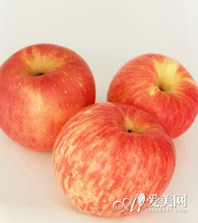  揭秘苹果的4大美容功效 秋天吃苹果注意3点 