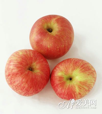  揭秘苹果的4大美容功效 秋天吃苹果注意3点 