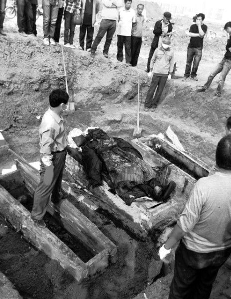 清朝干尸出土现场曝光五官清晰保存完整