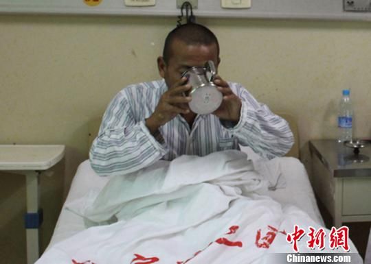 14日下午，郑艳良做完CT检查后回到病房休息。 李芳华 摄