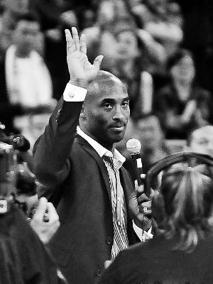 科比当看客人气超高 库里不介意称要努力