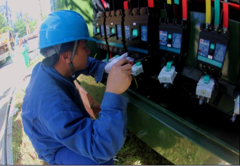 镇海应急救援队在余姚抢修供电设备为小区恢复