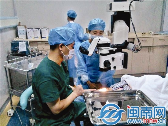 打工妹眼睛插入细玻璃丝 入院急诊连夜手术取出
