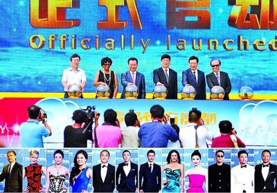 9月底,万达青岛东方影都启动仪式星光璀璨。由于近年来国内房企接连大手笔向海外投资,使其成为海外名流的座上宾