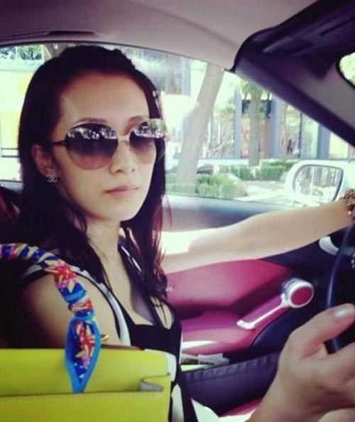 富太李念开网店卖二手奢侈品 <em>双胞胎</em>妹妹当模