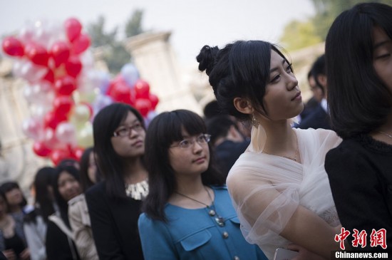 北京600名高三学生圆明园举行<em>成人礼 女生</em>穿着