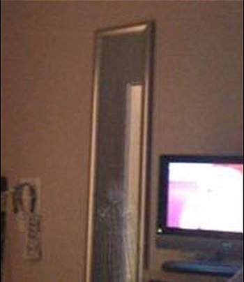 ̵ȫɭֲ¼ŮͯڿӢƵֹ  20105£ӢظµĻƵ(Ramada Hotel)ֹס307ŷһԷ򸾣ȻһСͯھڲͣޡƵԱָǳǳ˷ʾҪΪԱŷ⣬ǸʾһƬ֤йƬп䲻8Ůͯھڣɫ͸һģ˵СͯͣޣڵĹӰǶġԱָʱ307ŷѱƵ귽رգƵҪһȥǱʾ˾ȷ÷ȫٹסʾĲӦ