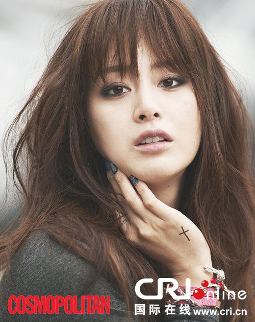 金泰熙秋装街拍写真 烟熏混搭变时尚女魔头(图