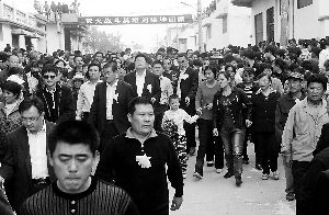 北京消防员烈士魂归故里 十余万老乡夹道接灵