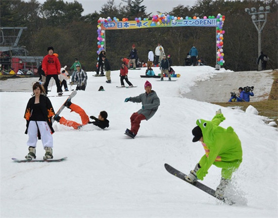 日本富士山滑雪场开业 引大批游客纷纷前往