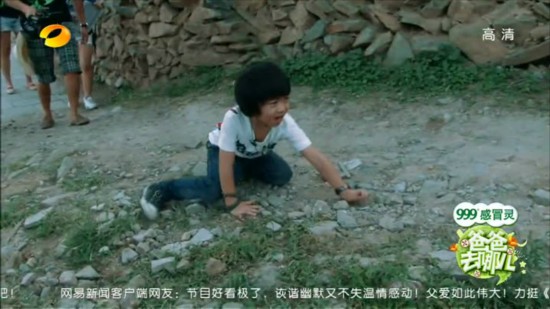 《爸爸去哪了》花絮：李湘闺女打Kimi头 被训哭