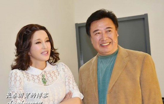 刘晓庆与第二任丈夫陈国军重逢 拉勾和解
