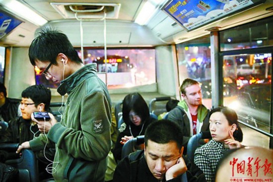 高清组图:聚焦手机低头族