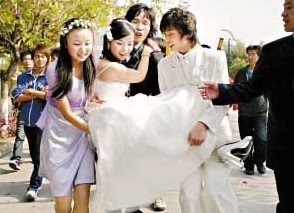16岁伴娘遭扒衣被猥亵<em>很黄很暴力</em> 盘点世界各
