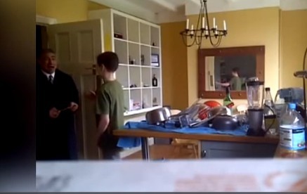 英父亲获知儿子数学及格后喜极而泣视频爆红