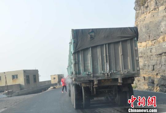 河南济源一路段7公里6个\u201c收费站\u201d专收外